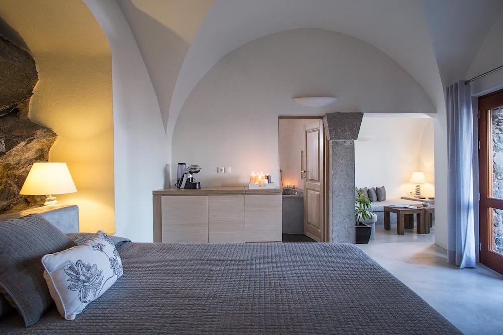 Honeymoon Petra Villas — Hotel rooms in Imerovigli, South Aegean