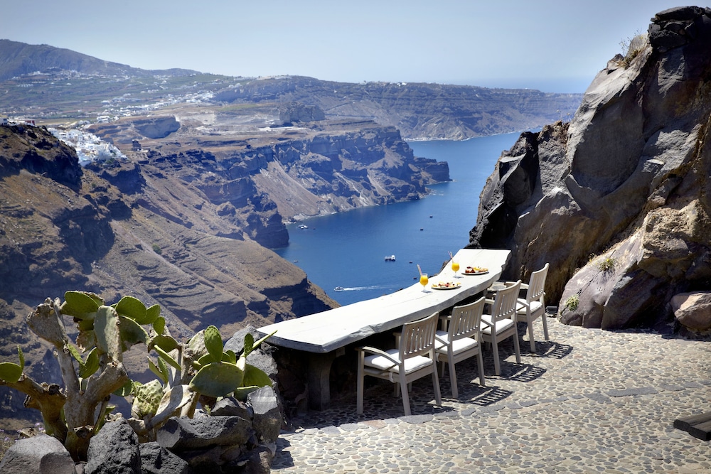 Honeymoon Petra Villas — Restaurant & bars in Imerovigli, South Aegean