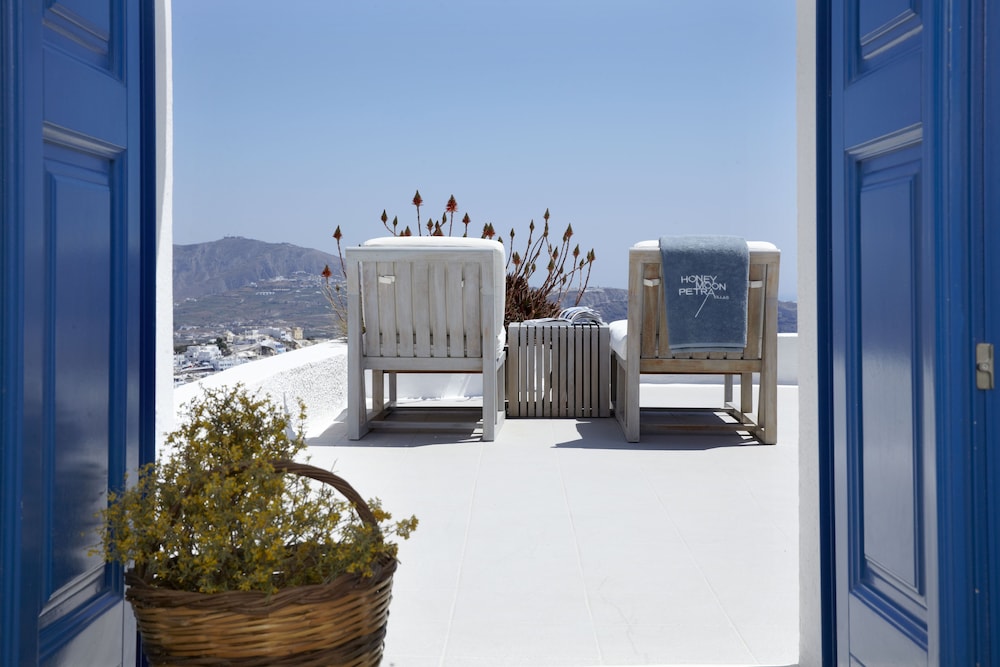 Honeymoon Petra Villas — Hotel building in Imerovigli, South Aegean