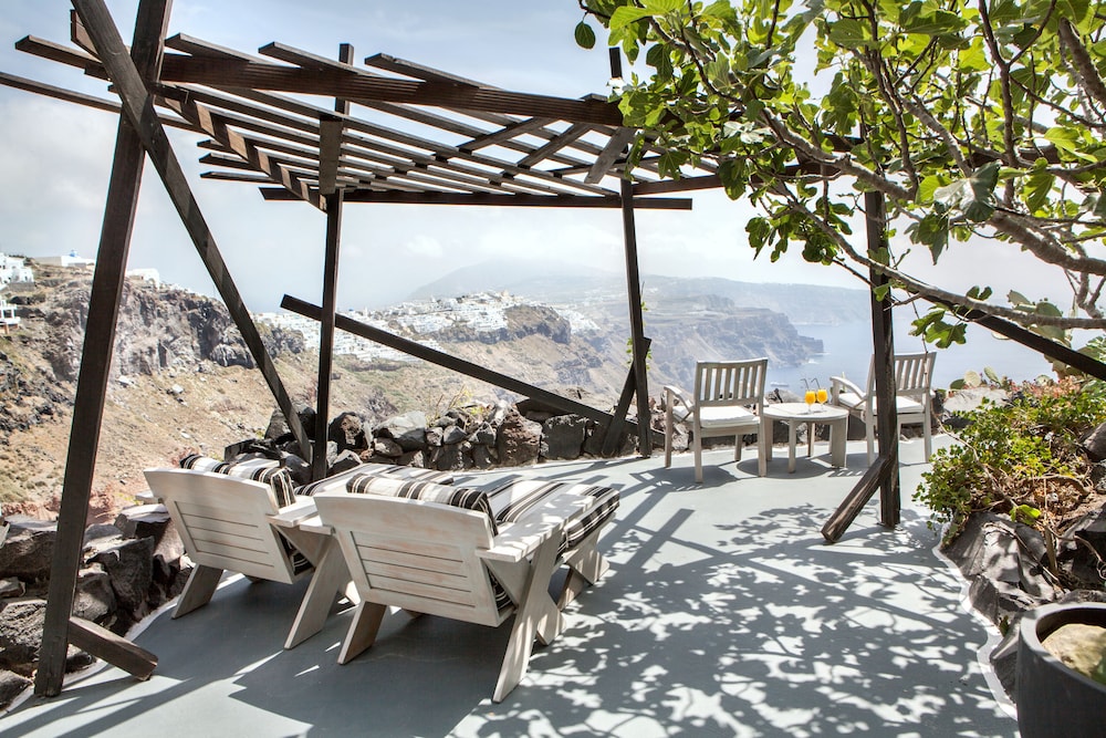 Honeymoon Petra Villas — Restaurant & bars in Imerovigli, South Aegean