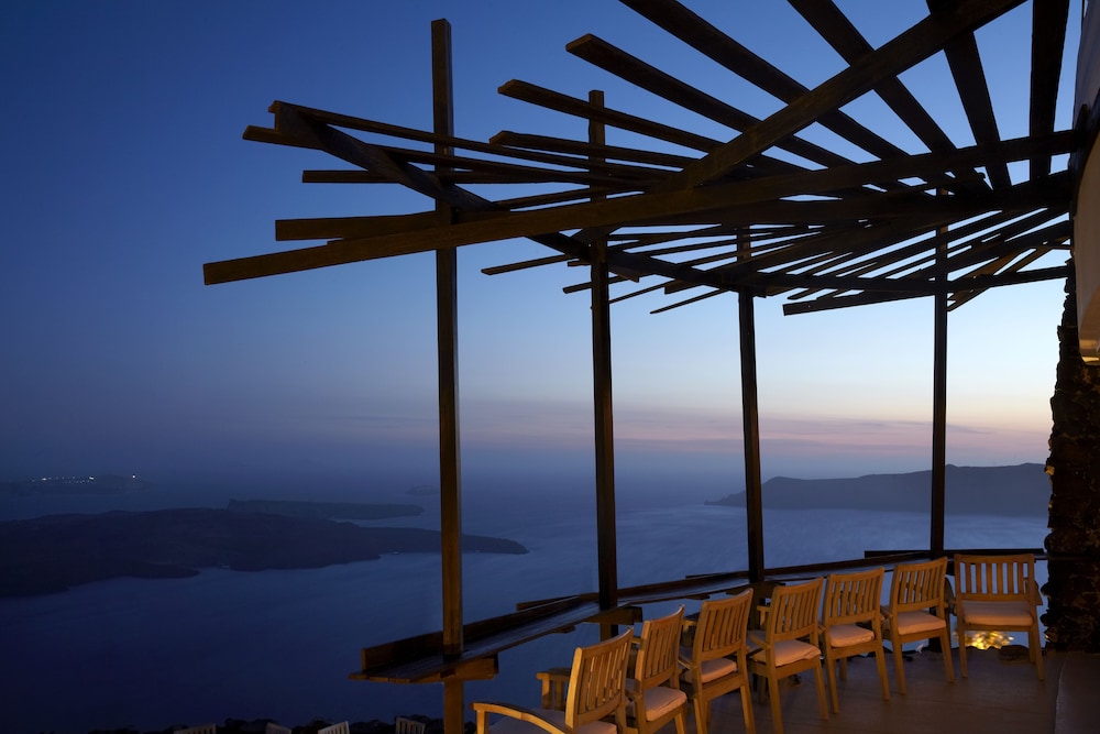 Honeymoon Petra Villas — Restaurant & bars in Imerovigli, South Aegean