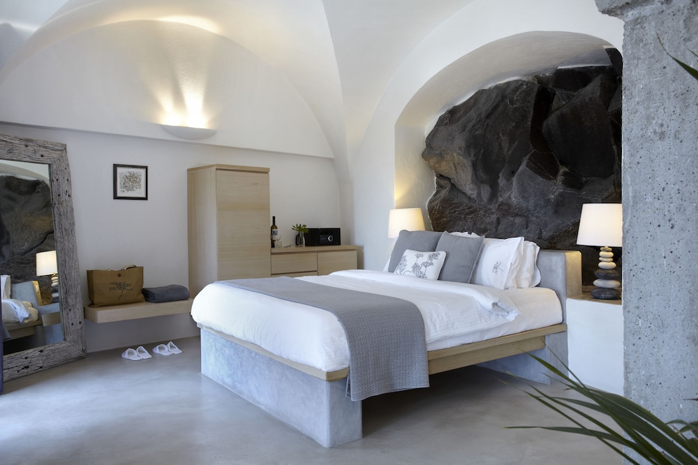Honeymoon Petra Villas — Hotel rooms in Imerovigli, South Aegean