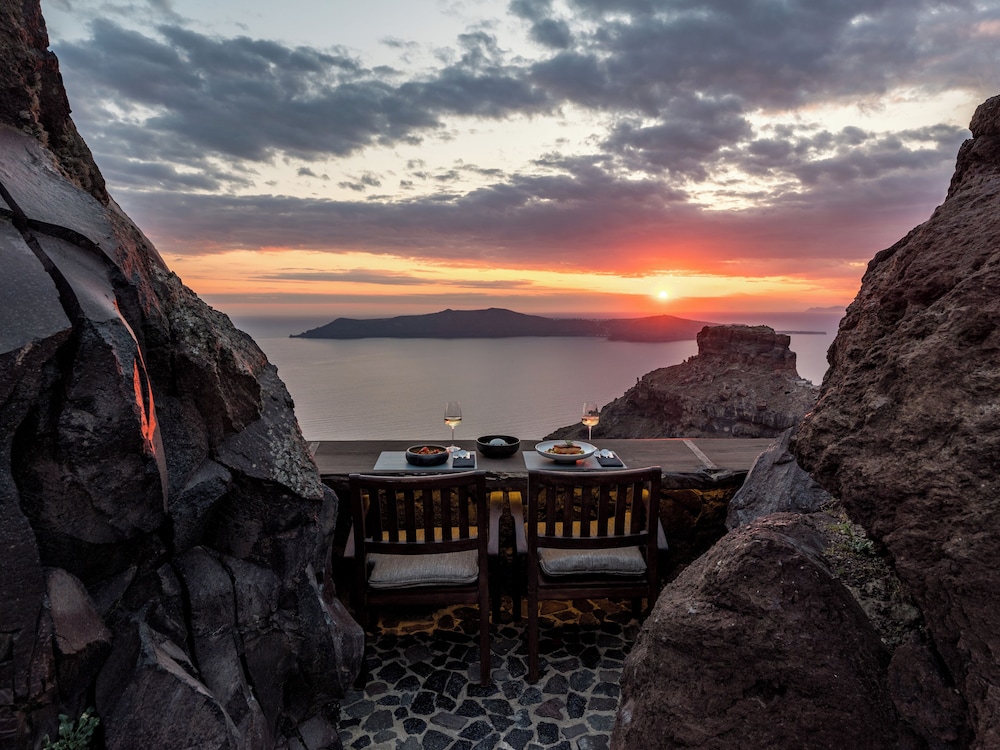 Honeymoon Petra Villas — Restaurant & bars in Imerovigli, South Aegean