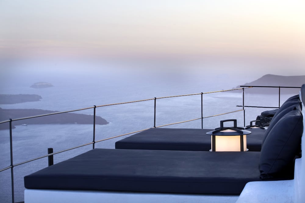 Honeymoon Petra Villas — Hotel building in Imerovigli, South Aegean