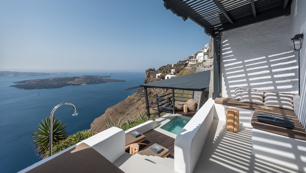 Honeymoon Petra Villas — Hotel rooms in Imerovigli, South Aegean