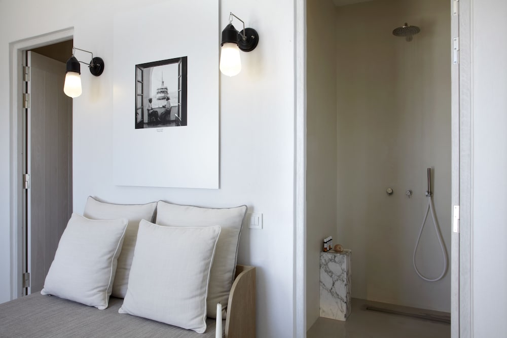 Honeymoon Petra Villas — Hotel rooms in Imerovigli, South Aegean