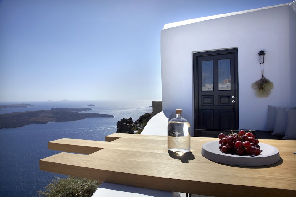 Honeymoon Petra Villas — Hotel building in Imerovigli, South Aegean