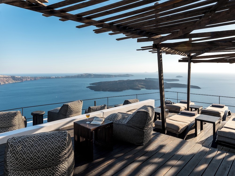 Honeymoon Petra Villas — Restaurant & bars in Imerovigli, South Aegean