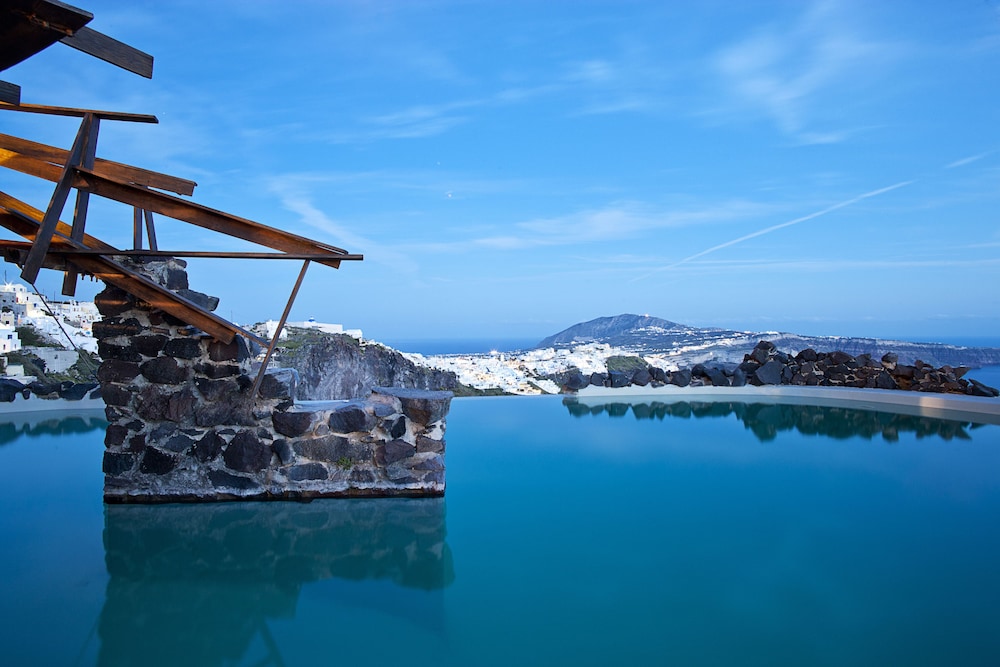 Honeymoon Petra Villas — Swimming pool in Imerovigli, South Aegean