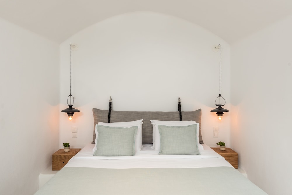Honeymoon Petra Villas — Hotel rooms in Imerovigli, South Aegean