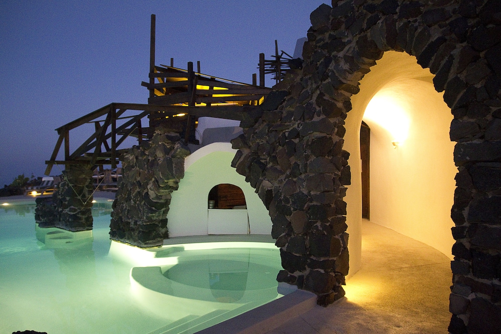 Honeymoon Petra Villas — Swimming pool in Imerovigli, South Aegean