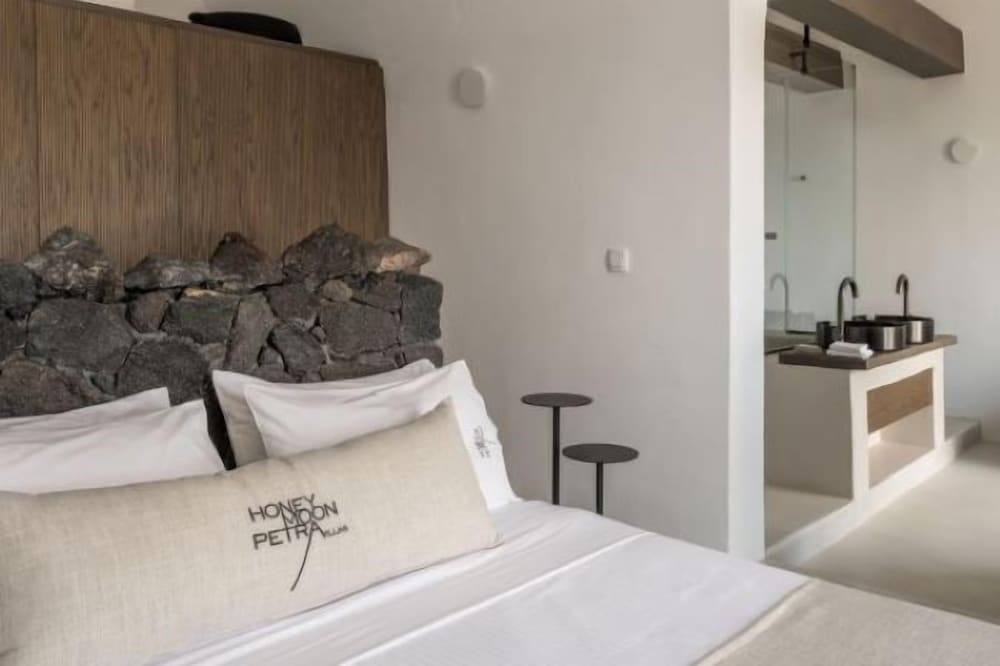 Honeymoon Petra Villas — Hotel rooms in Imerovigli, South Aegean