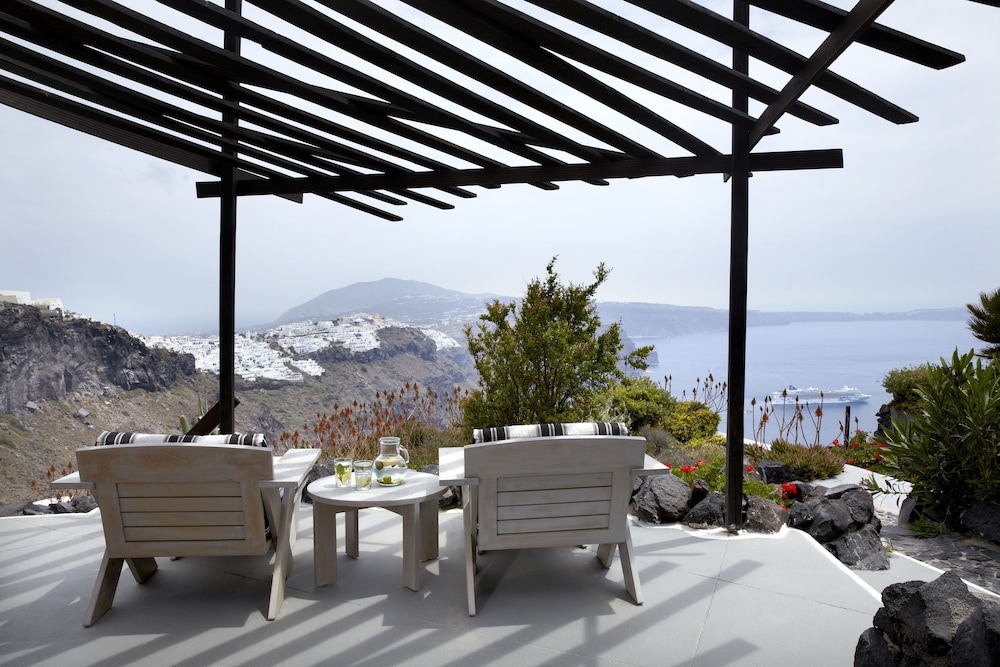 Honeymoon Petra Villas — Restaurant & bars in Imerovigli, South Aegean
