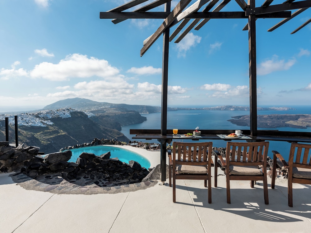 Honeymoon Petra Villas — Restaurant & bars in Imerovigli, South Aegean