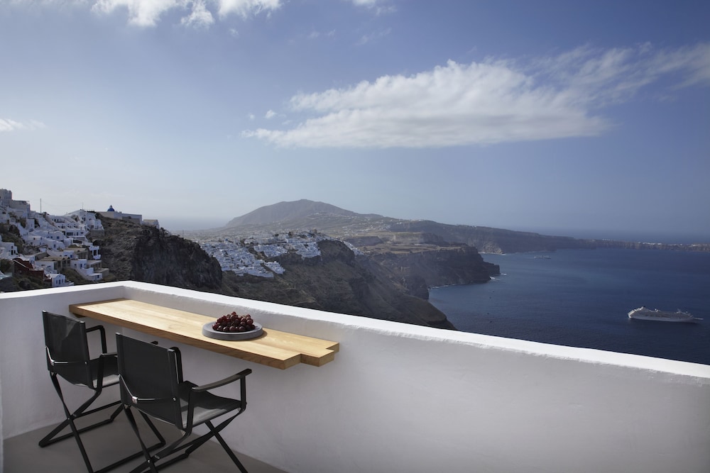 Honeymoon Petra Villas — Hotel rooms in Imerovigli, South Aegean