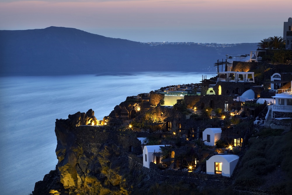 Honeymoon Petra Villas — Hotel building in Imerovigli, South Aegean