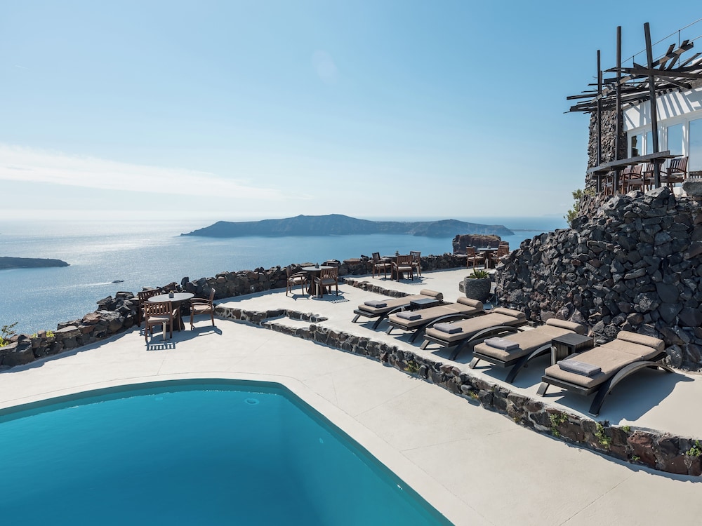 Honeymoon Petra Villas — Swimming pool in Imerovigli, South Aegean