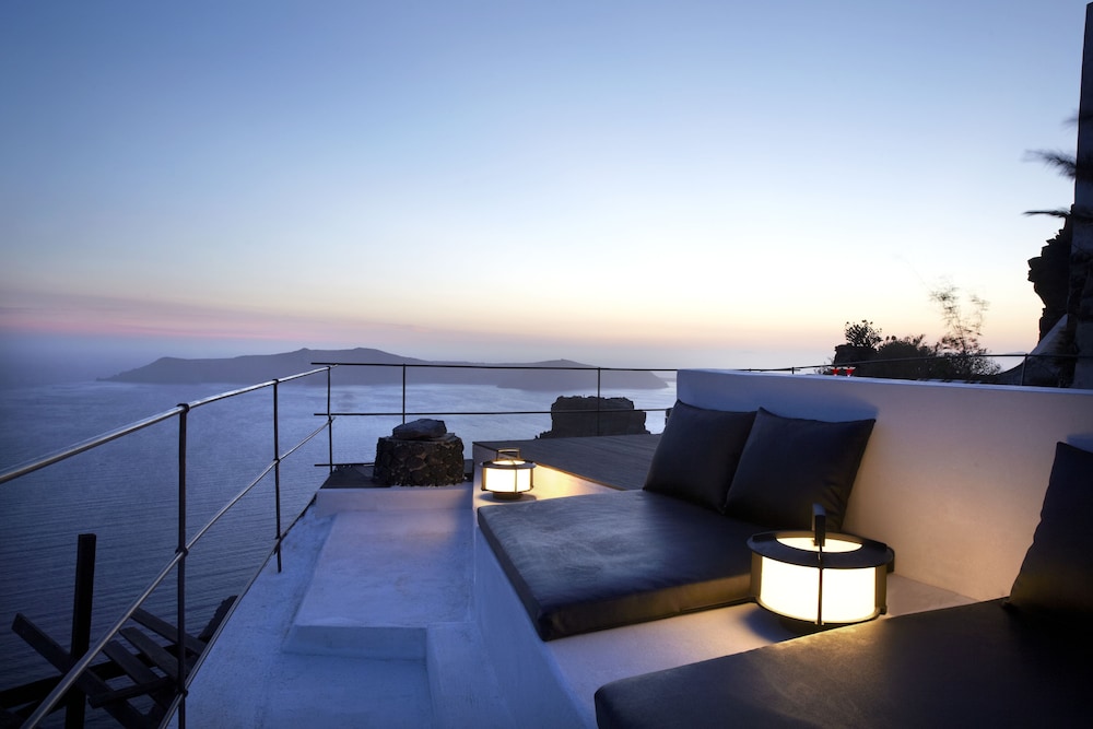 Honeymoon Petra Villas — Hotel building in Imerovigli, South Aegean