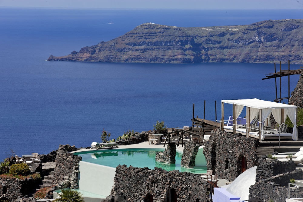 Honeymoon Petra Villas — Swimming pool in Imerovigli, South Aegean
