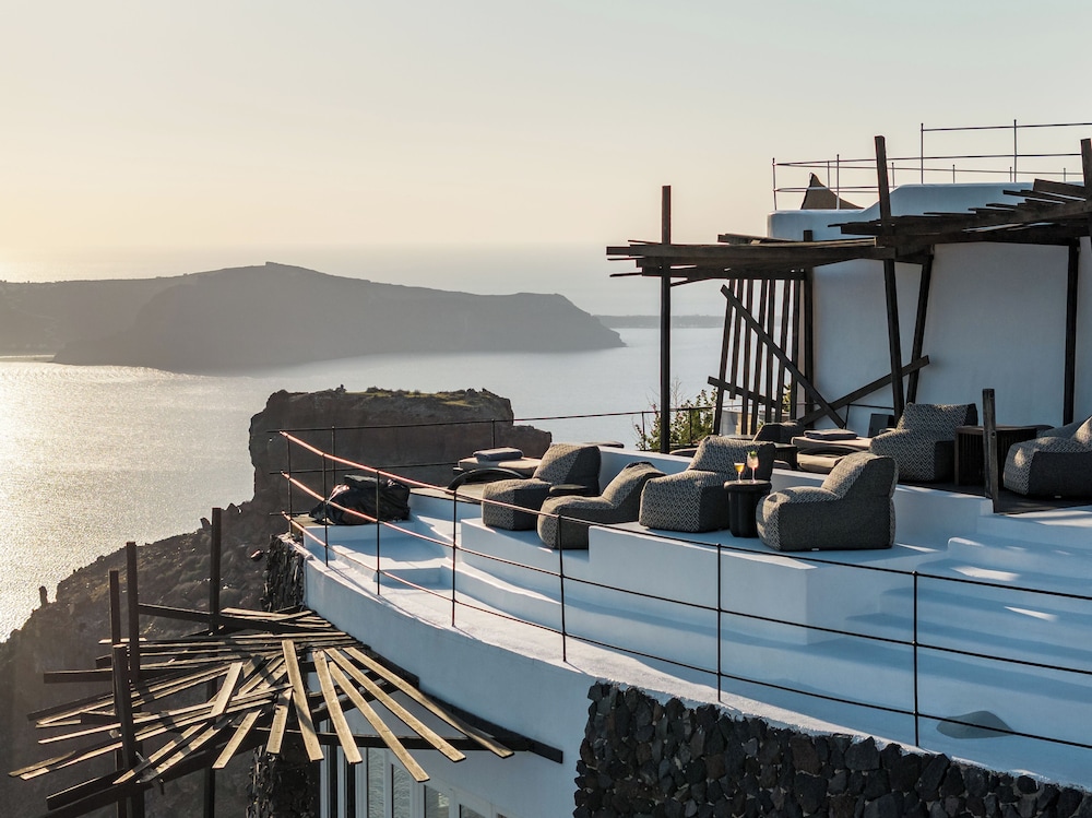 Honeymoon Petra Villas — Restaurant & bars in Imerovigli, South Aegean