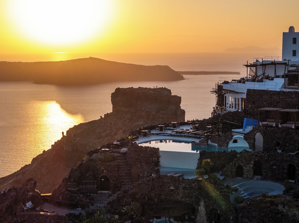 Honeymoon Petra Villas — Swimming pool in Imerovigli, South Aegean