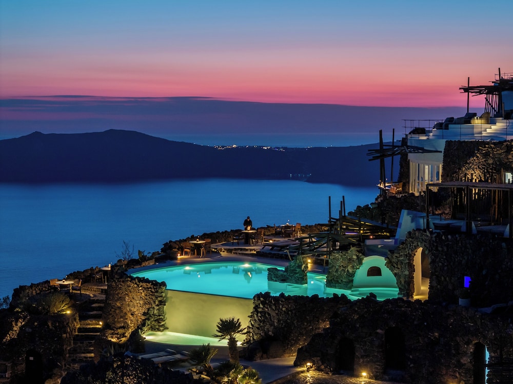 Honeymoon Petra Villas — Swimming pool in Imerovigli, South Aegean