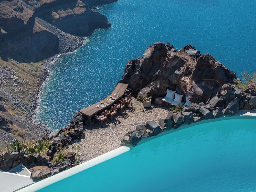 Honeymoon Petra Villas — Swimming pool in Imerovigli, South Aegean