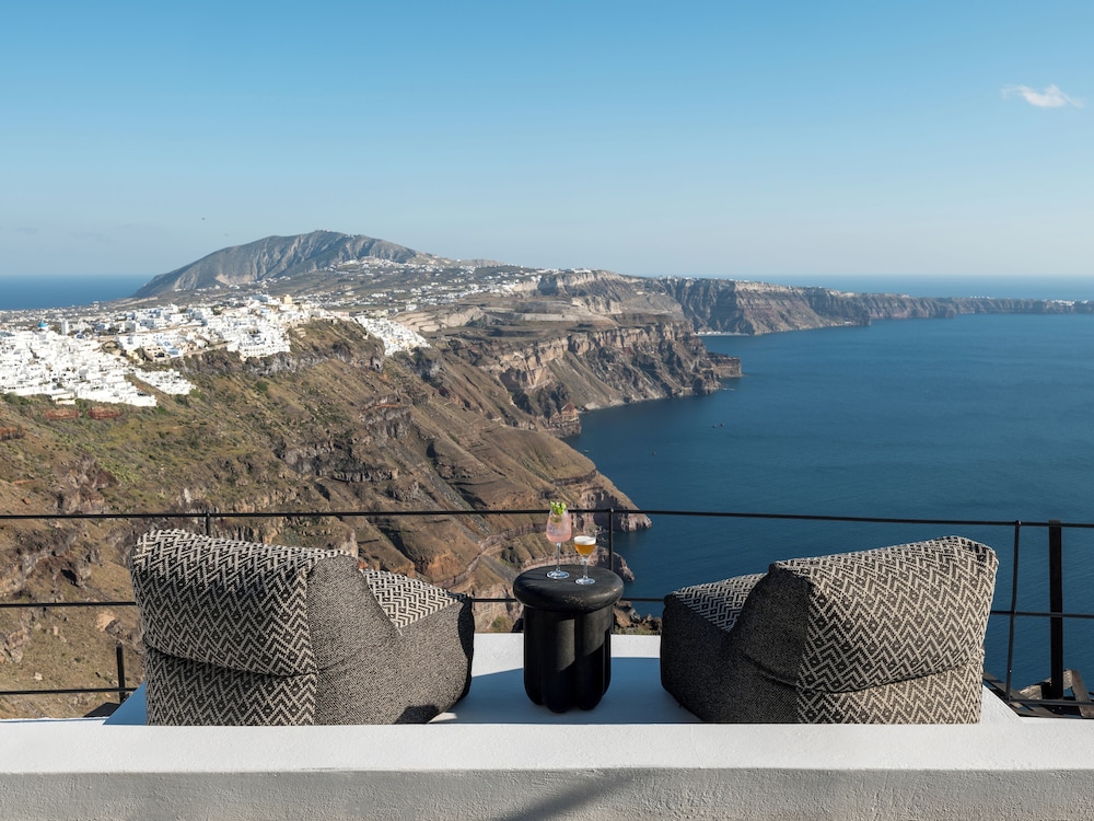 Honeymoon Petra Villas — Restaurant & bars in Imerovigli, South Aegean