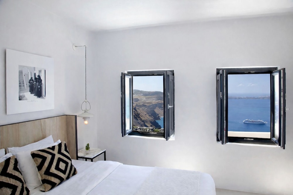 Honeymoon Petra Villas — Hotel rooms in Imerovigli, South Aegean