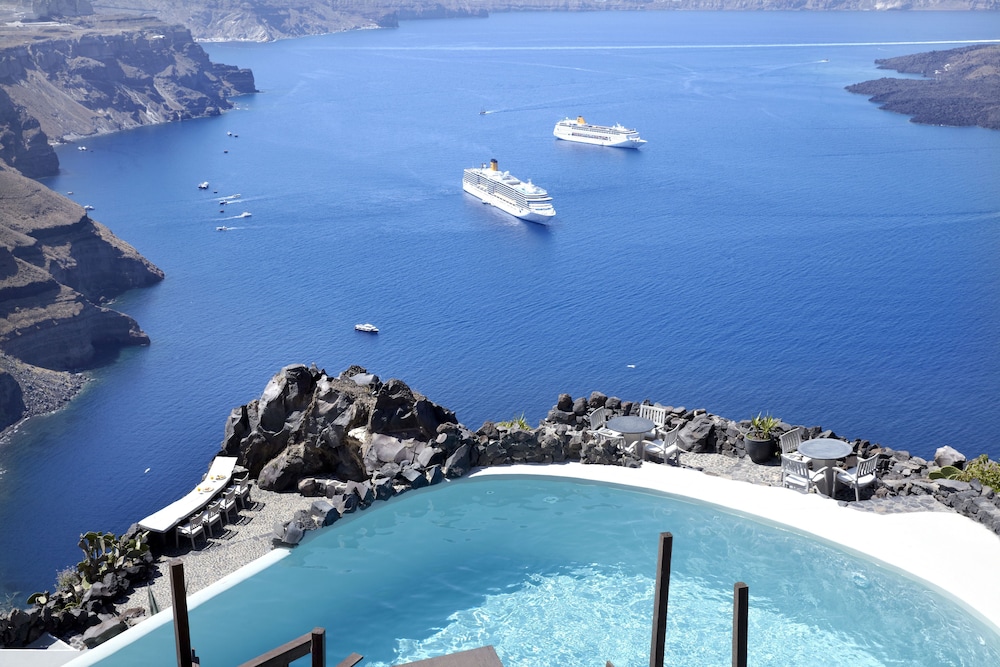Honeymoon Petra Villas — Swimming pool in Imerovigli, South Aegean