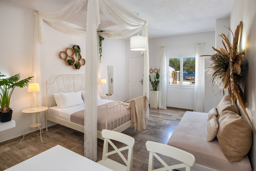 Sol Mare Salis — Hotel rooms in Kamari, South Aegean
