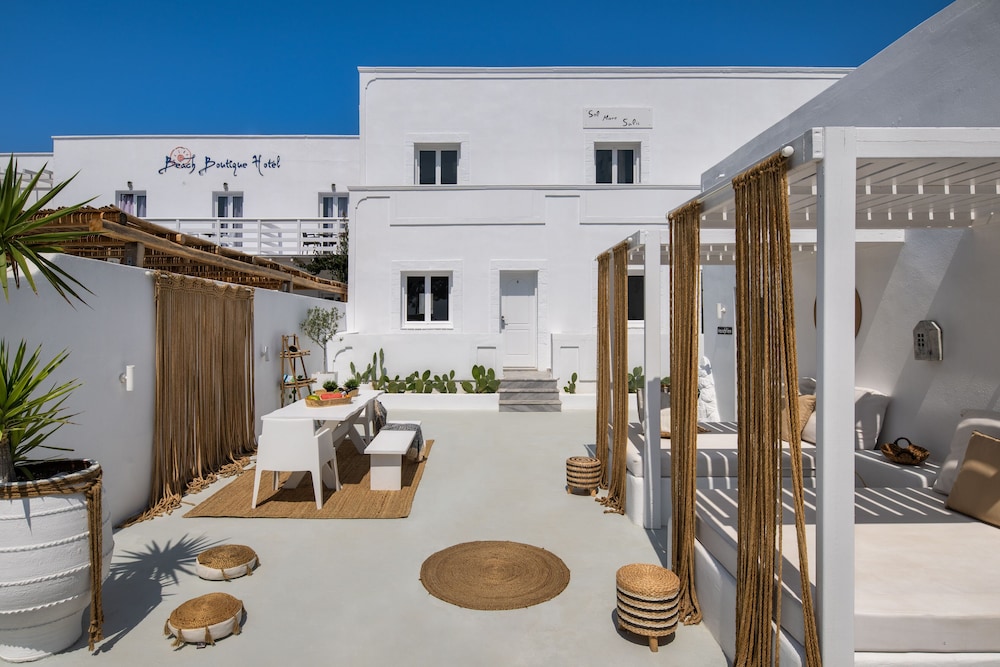 Sol Mare Salis — Hotel building in Kamari, South Aegean