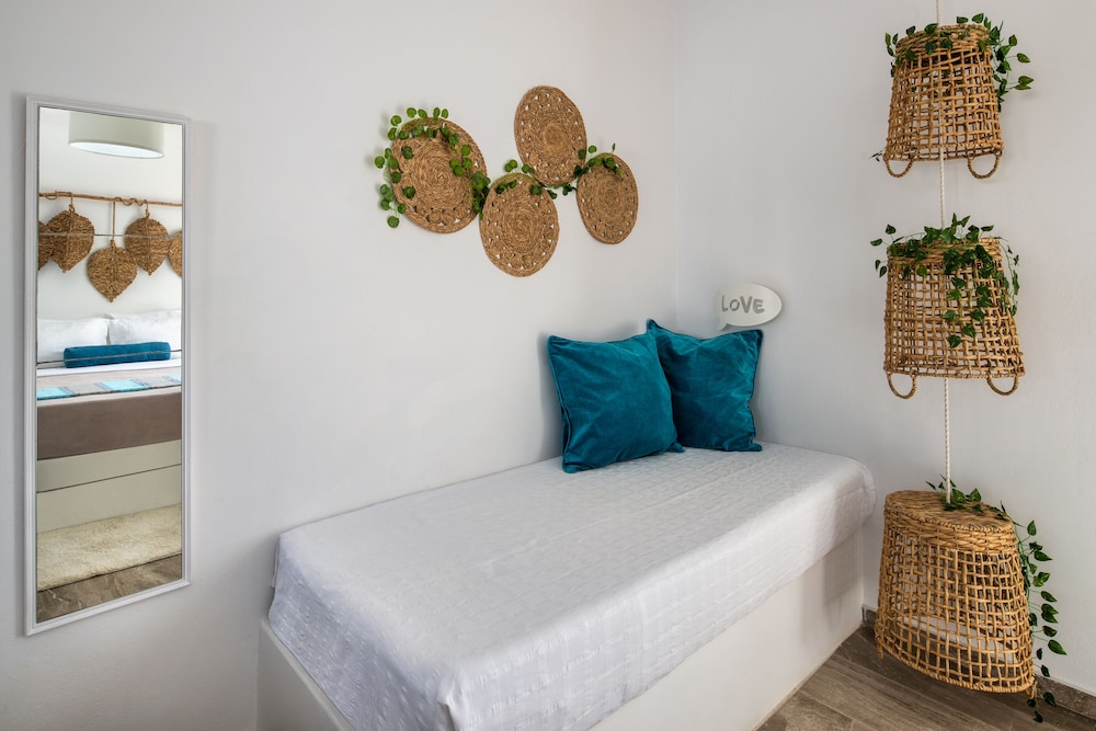 Sol Mare Salis — Hotel rooms in Kamari, South Aegean