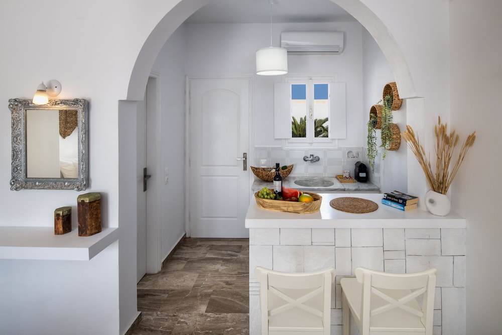Sol Mare Salis — Hotel rooms in Kamari, South Aegean