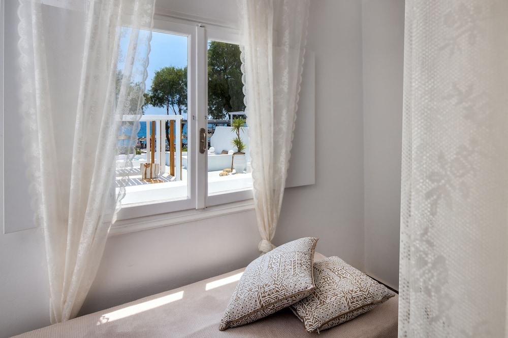 Sol Mare Salis — Hotel rooms in Kamari, South Aegean