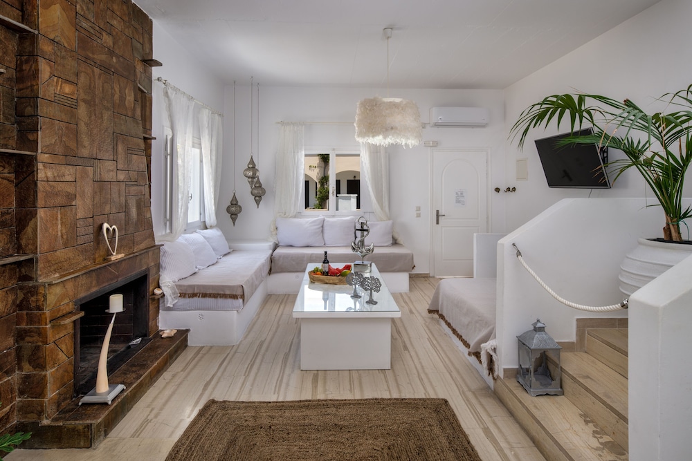 Sol Mare Salis — Hotel rooms in Kamari, South Aegean