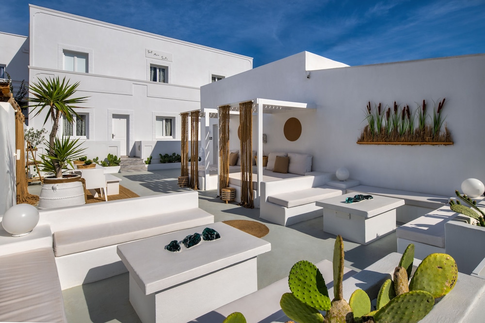 Sol Mare Salis — Hotel building in Kamari, South Aegean