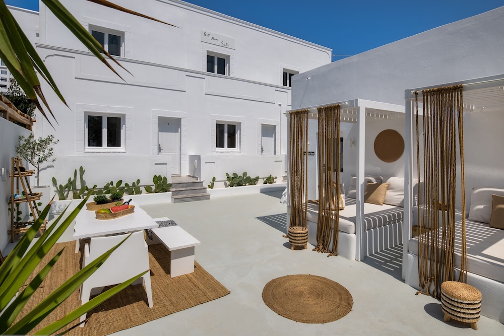 Sol Mare Salis — Hotel building in Kamari, South Aegean