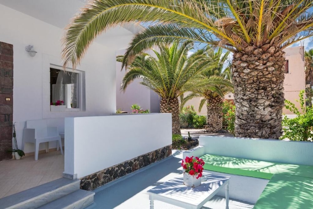 Sol Mare Salis — Hotel building in Kamari, South Aegean