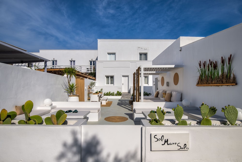Sol Mare Salis — Hotel building in Kamari, South Aegean