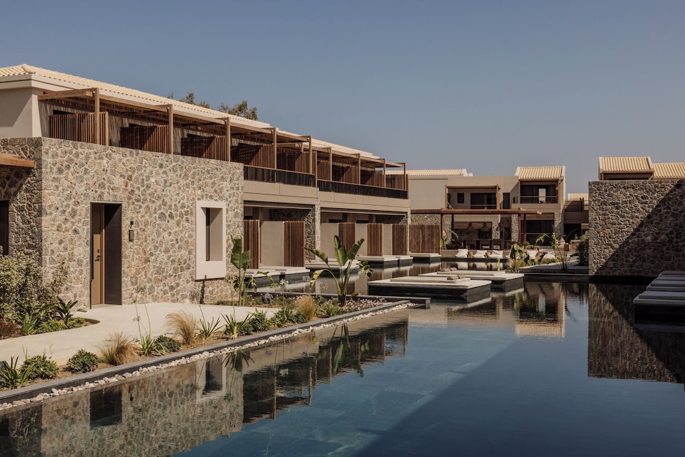 Unda — Pool in Acharavi, Ionian Islands