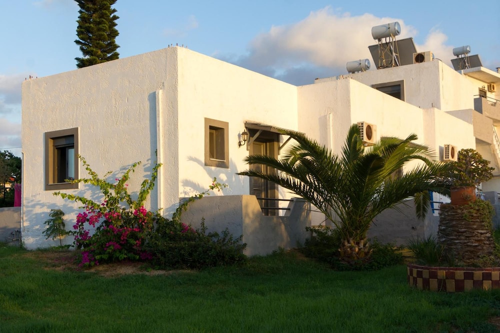 Villa Marina — Hotel building in Hersonissos