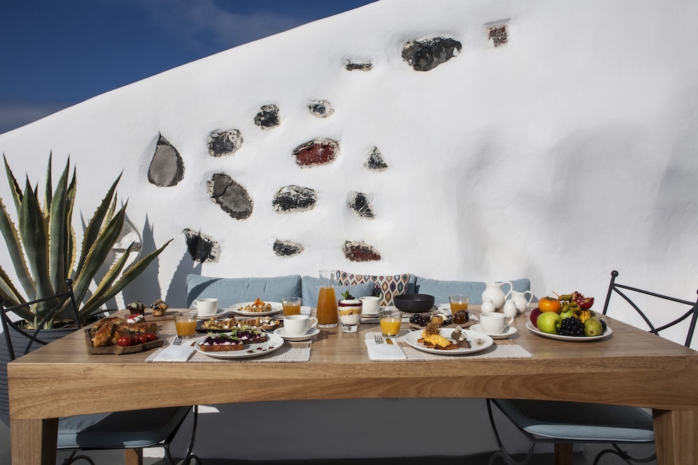 Remezzo Villas — Restaurant & bars in Imerovigli, South Aegean
