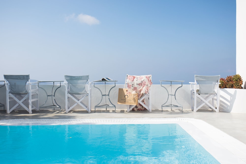 Remezzo Villas — Swimming pool in Imerovigli, South Aegean