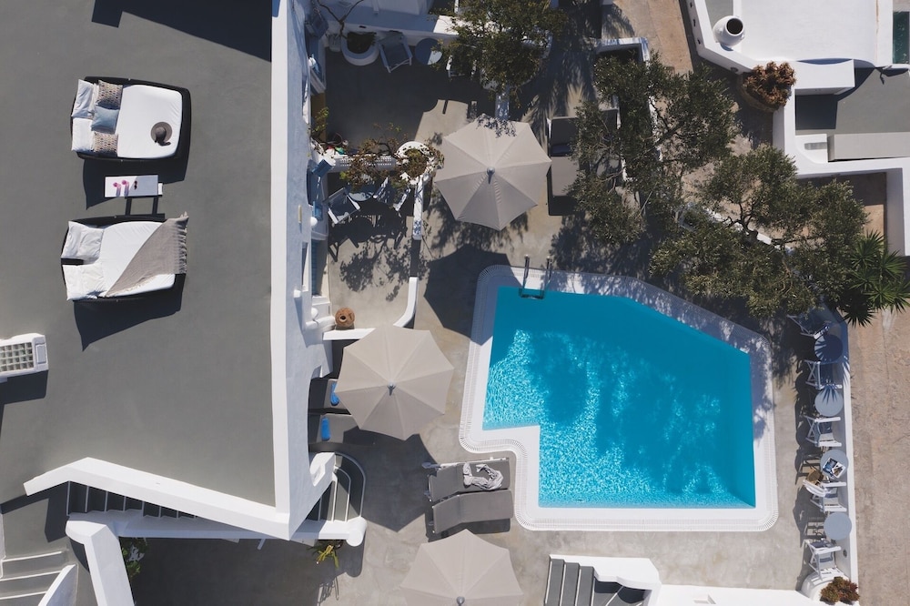 Remezzo Villas — Swimming pool in Imerovigli, South Aegean