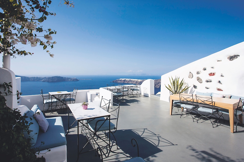 Remezzo Villas — Restaurant & bars in Imerovigli, South Aegean