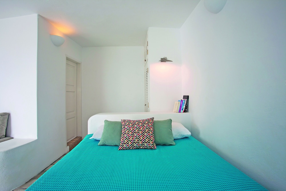Remezzo Villas — Hotel rooms in Imerovigli, South Aegean
