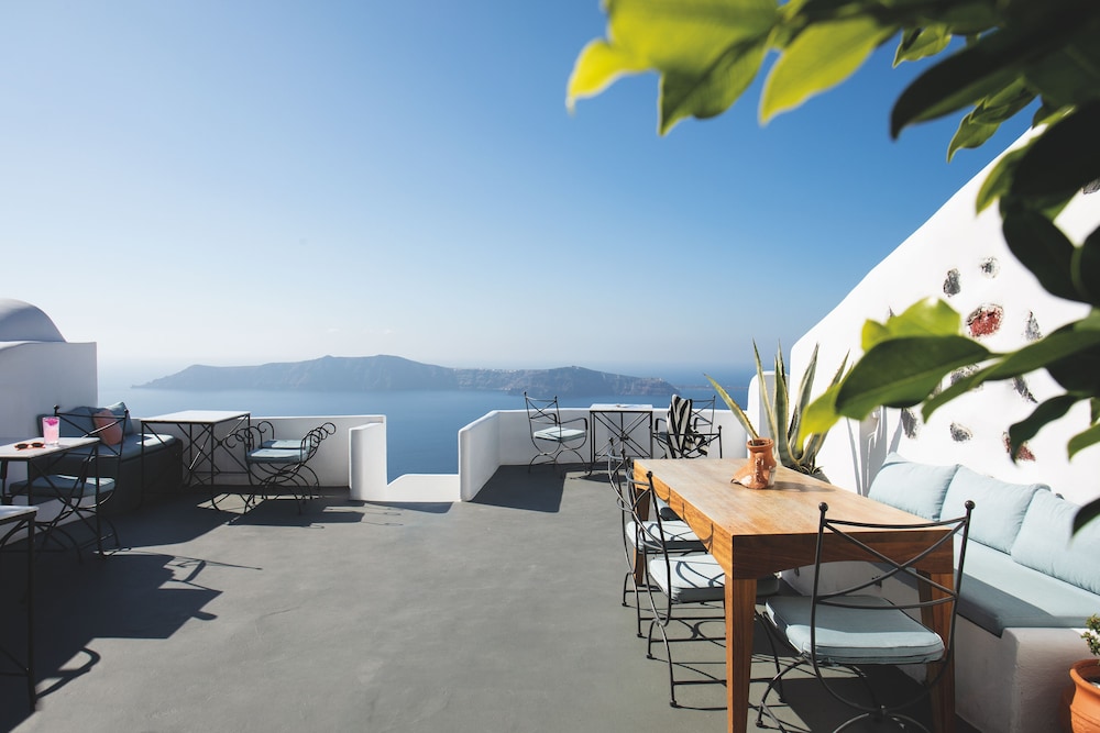 Remezzo Villas — Restaurant & bars in Imerovigli, South Aegean