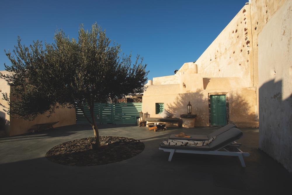 Remezzo Villas — Hotel building in Imerovigli, South Aegean