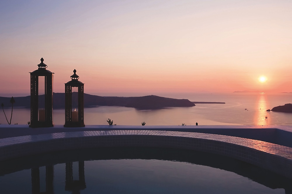 Remezzo Villas — Swimming pool in Imerovigli, South Aegean
